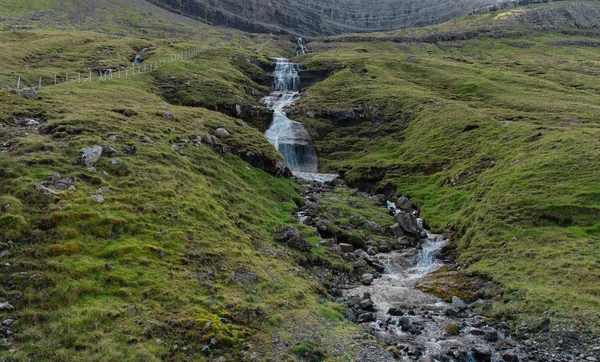 Kopce a vodopády na Faerských ostrovech — Stock fotografie