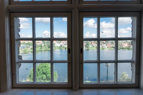 Kolding 'deki koldinghus Kalesi penceresinden bir göl manzarası - Stok İmaj