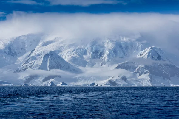 Vista Las Montañas Antártida Desde Nieve Del Océano Imagen De Stock