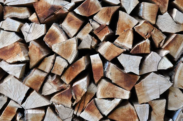 Une pile de bûches de bois. Grumes de bois texture fond — Photo