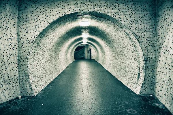 放棄された古い地下トンネル — ストック写真