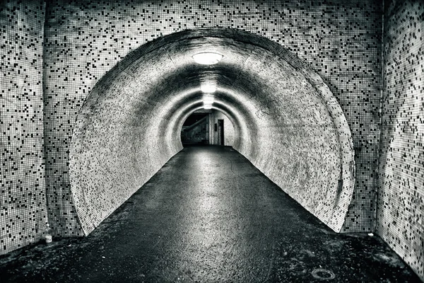 Abandonado velho túnel subterrâneo — Fotografia de Stock