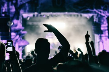 Konser kalabalık alkış 