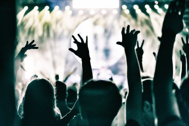 Konser kalabalık alkış 