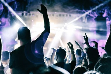 Konser kalabalık alkış 