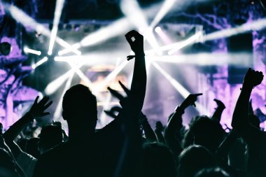 Konser kalabalık alkış 