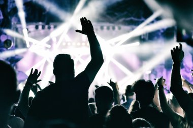 Konser kalabalık alkış 