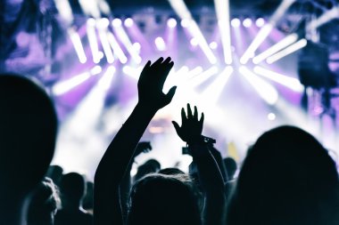 Konser kalabalık alkış 