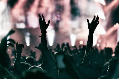Konser kalabalık alkış 