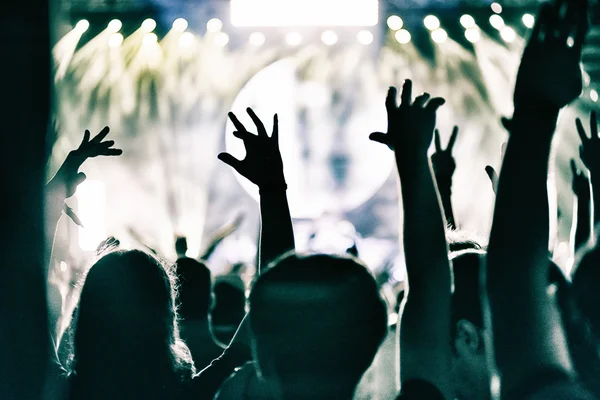 Concert crowd applauding — Stock Photo, Image