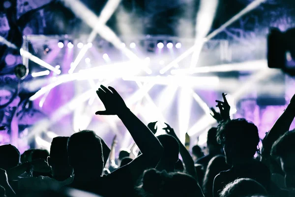 Konser kalabalık alkış 