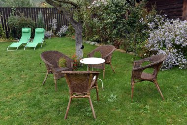 Rattan sandalye ve beyaz masa