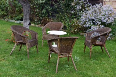 Rattan sandalye ve beyaz masa