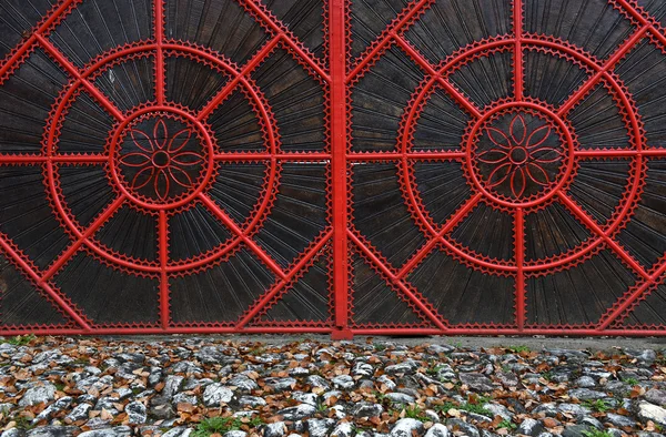 一个红色的锻造金属门的细节 — 图库照片