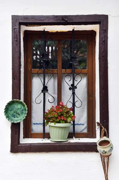 Marco de ventana de madera vintage con cerámica colgada — Foto de Stock