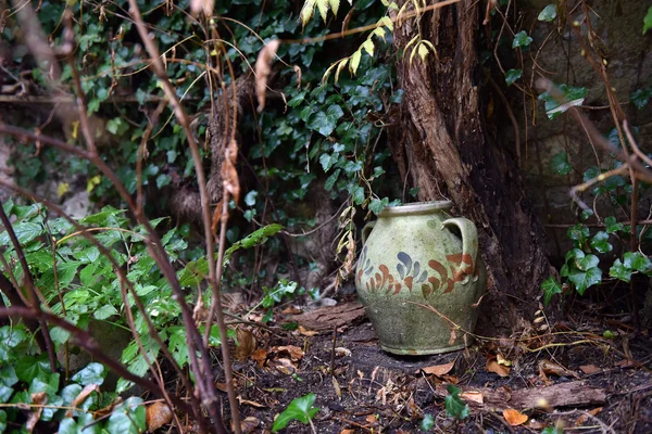 Cerámica de jarra de cerámica vintage abandonada — Foto de Stock