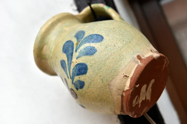 Висячий старий керамічний глечик — стокове фото