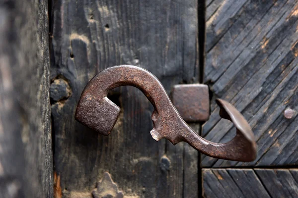 Tirador de puerta de hierro vintage ornamental en puerta de madera — Foto de Stock