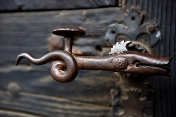 Ozdobné retro železnou kliku na dřevěné dveře — Stock fotografie