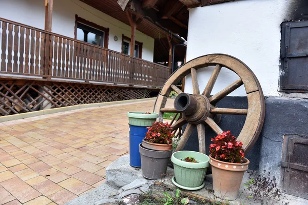 Vintage houten wiel in een landelijke tuin — Stockfoto