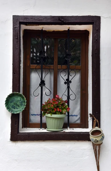 Antiguo marco de ventana de madera con cerámica colgada — Foto de Stock