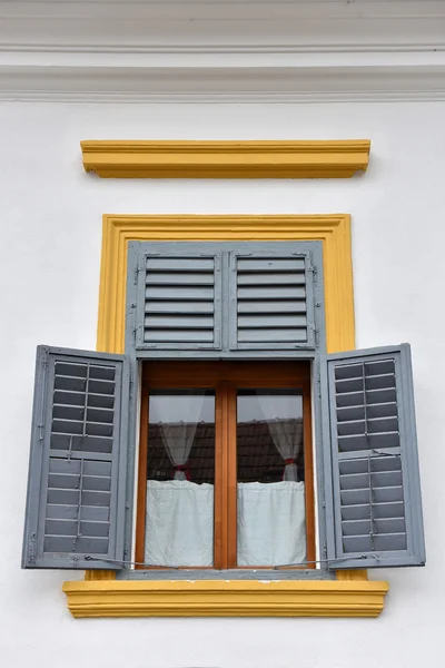 고전적인 노란색과 회색 나무 창 셔터 — 스톡 사진