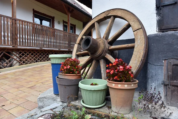Vintage houten wiel in een landelijke Hof — Stockfoto