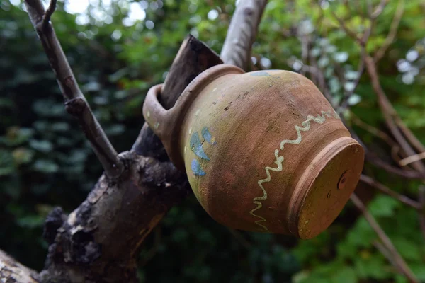 Pendurado velho jarro de cerâmica — Fotografia de Stock