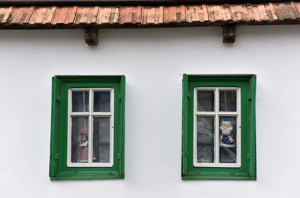 Clássico quadro de janela de madeira verde em uma casa da aldeia — Fotografia de Stock