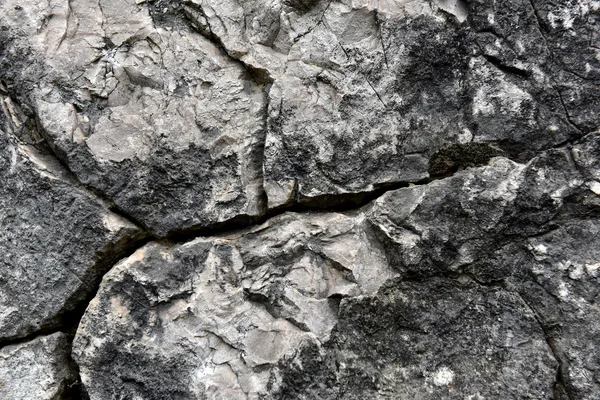 Nahaufnahme einer rissigen Kalksteinoberfläche — Stockfoto