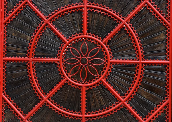 Detalj av en röd smidda metalliska grind — Stockfoto