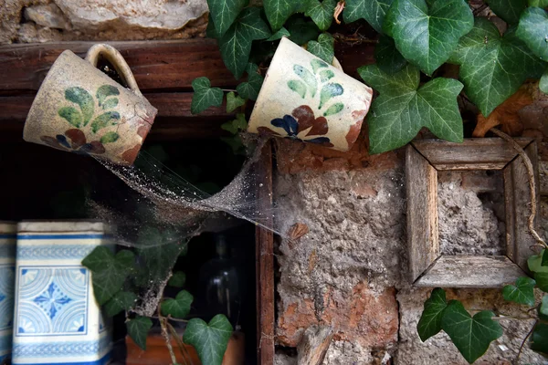 Tazas de cerámica vintage colgando en el armario — Foto de Stock