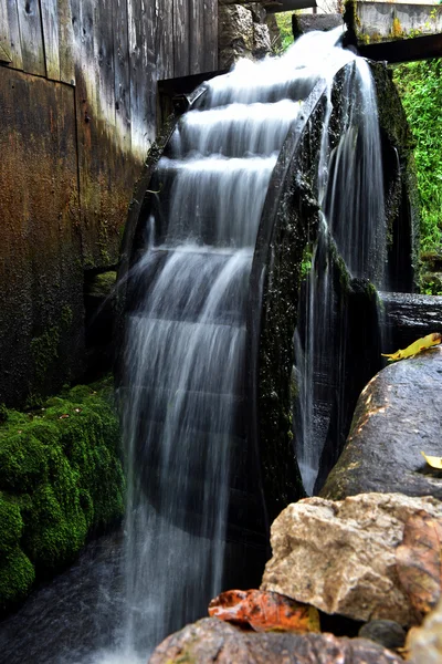 Old functional working mill wheel — Stock Photo, Image