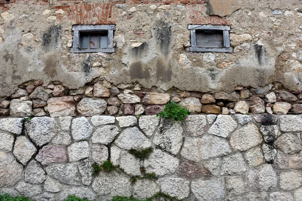 Tle kamiennego muru z małych okien drewnianych — Zdjęcie stockowe