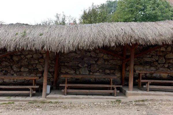 Petit pub de village avec toit de chaume — Photo