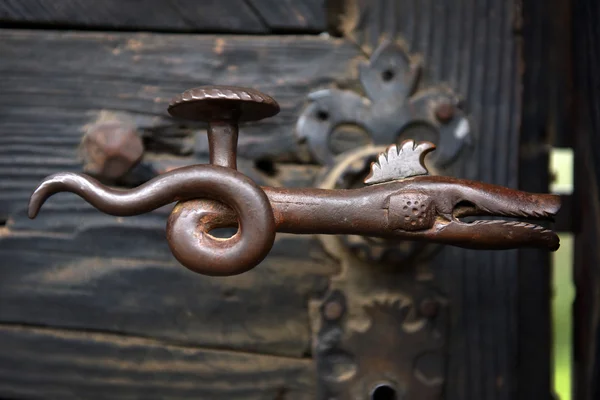 Díszítő vintage vas ajtó fogantyúját, a fából készült ajtó — Stock Fotó