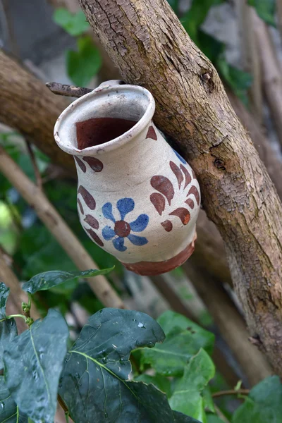 Alte Keramikkanne aufhängen — Stockfoto
