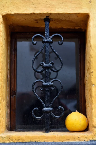 Revestimento de metal forjado ornamental em uma janela do porão — Fotografia de Stock