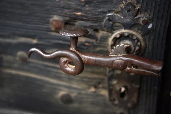 Díszítő vintage vas ajtó fogantyúját, a fából készült ajtó — Stock Fotó