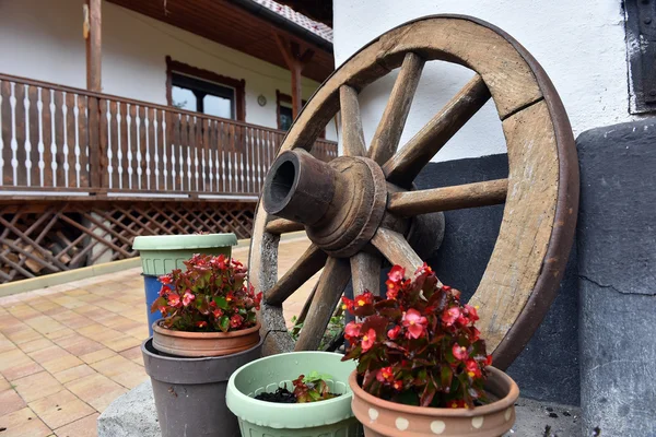 Rueda de madera vintage en un patio rural — Foto de Stock