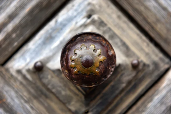 生锈的铁门把手上老式木制的门 — 图库照片