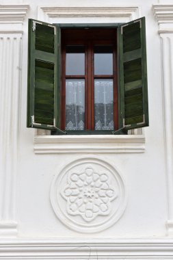 Klasik yeşil ahşap pencere kepenkleri bir köy evinin üzerinde