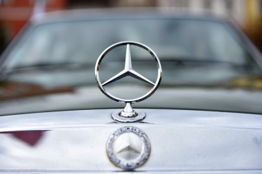 Almanya'nın Mercedes eski model araba işareti