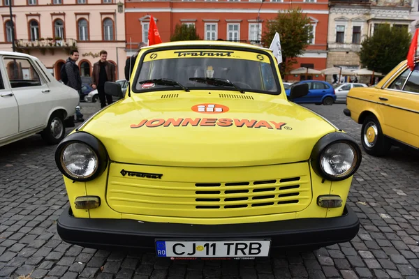 Doğu Avrupa 'dan sarı Trabant model bir araba. — Stok fotoğraf