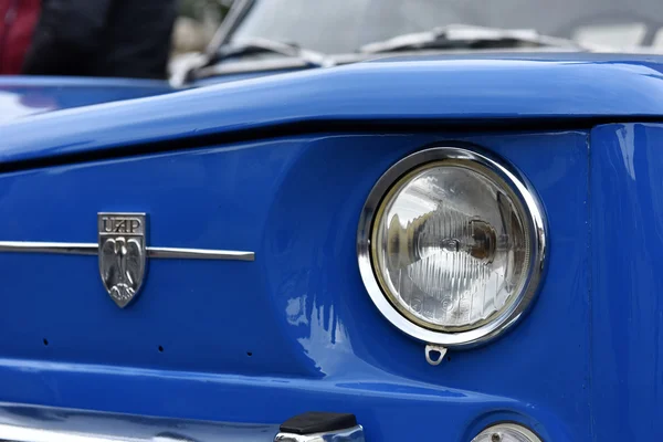 Румынский синий винтажный автомобиль Dacia — стоковое фото