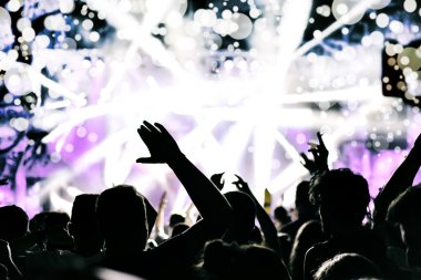 Kalabalık yeni yılı kutluyor. Konfeti ve bokeh ışıkları