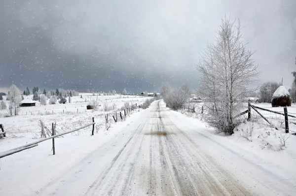 Kırsal yol peri karlı kış manzara bir kar ile kaplı — Stok fotoğraf