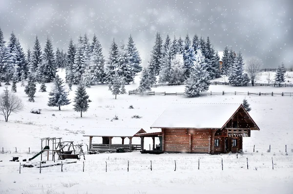 Christmas greetings background. Small wooden cottage — ストック写真