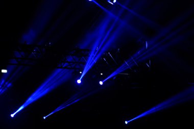 parlak sahne ışıkları