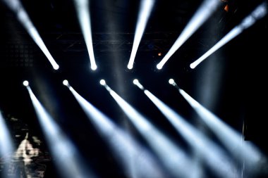 parlak sahne ışıkları